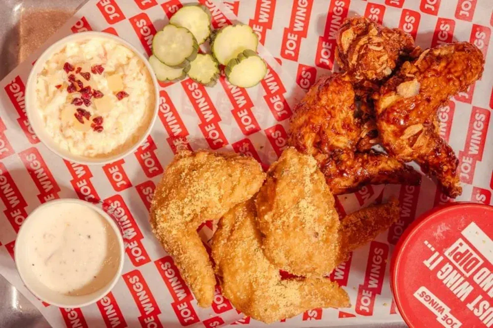 ‘โอ้กะจู๋’ เปิดเกมใหม่ ส่ง ‘JOE WINGS’ ไก่ทอดของคนไทย รีดีไซน์ความอร่อย เขย่าสมรภูมิไก่ทอด สร้างมาตรฐานใหม่ ‘อร่อยได้ ไม่ต้องรู้สึกผิด’