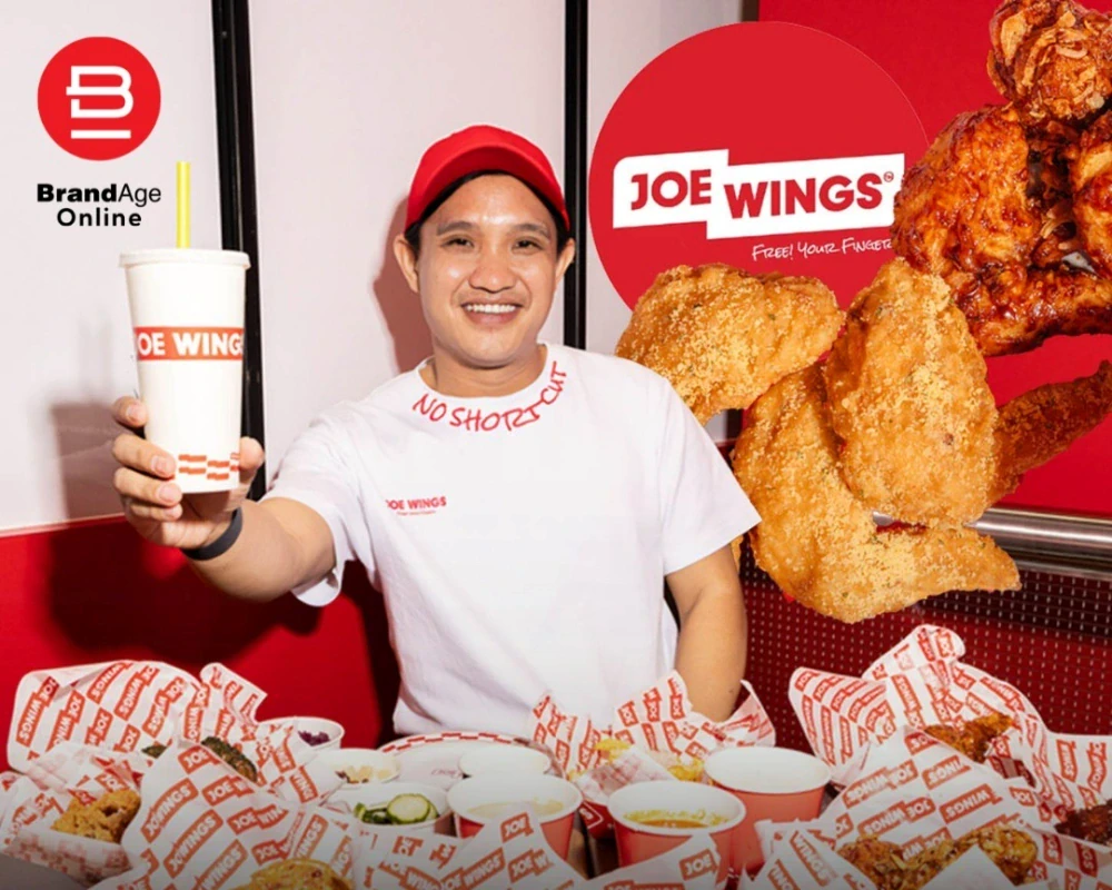 มูลค่าตลาด QSR (Quick-Service Restaurant) ประเทศไทย ที่มีอยู่กว่า 45,000 ล้านบาท แบ่งเป็นสัดส่วนของตลาดไก่ทอดมากถึง 30,000 ล้านบาท สถานการณ์ตลาดไก่ทอดของไทยจึงตกอยู่ในสถานะ Red Ocean มาอย่างต่อเนื่อง ด้วยการแข่งขันที่ดุเดือดจากผู้เล่นระดับอินเตอร์แบรนด์หลายราย แต่ก็มีการเติบโตโดยเฉลี่ยเพียง 3–5% ต่อปี