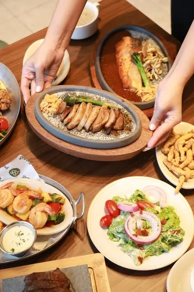👑อวยยศให้ค่ะ เขย่าวงการสลัดบาร์! โอ้กะจู๋ เปิดตัว “Grill & Ground”